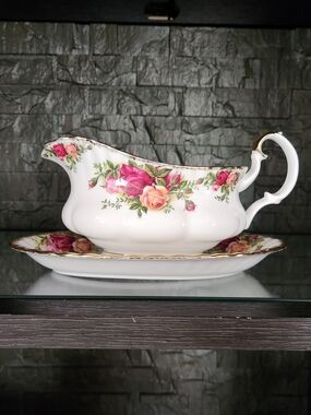 Royal Albert Old Country Roses Gravy Boat With Matching Underplate 22K Gold Trim